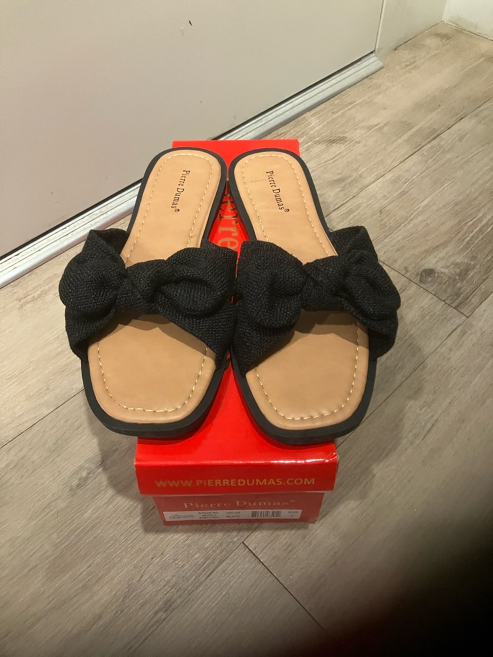 Brand New Pierre Dumas sandals size 7